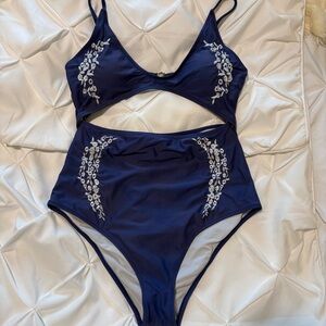 Cupshe Navy & White Embroidered Jasmine Cutout One Piece Swimsuit Size Medium